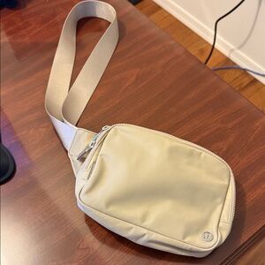 New lululemon everywhere belt bag 2L